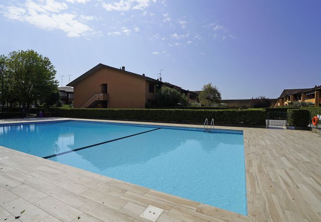 Appartamento a Sirmione - Garden and pool retreat